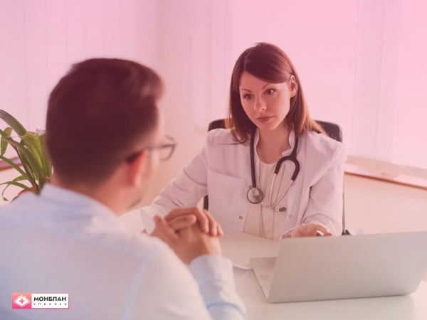 Врач разговаривает с пациентом Мужчина на приеме нарколога
