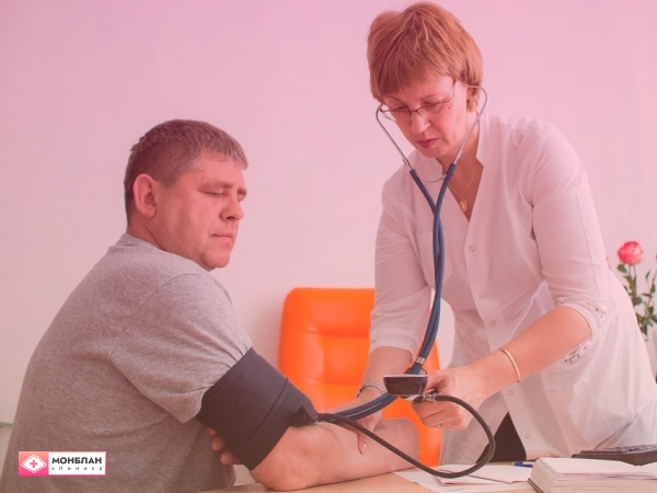 Выезд врача на дом Врач измеряет давление мужчине